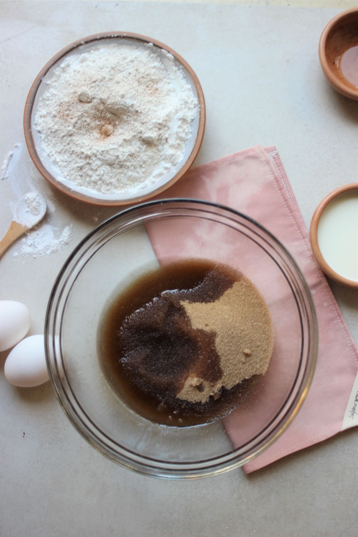 Banana loaf cake process: glass bowl with sugar and oil.