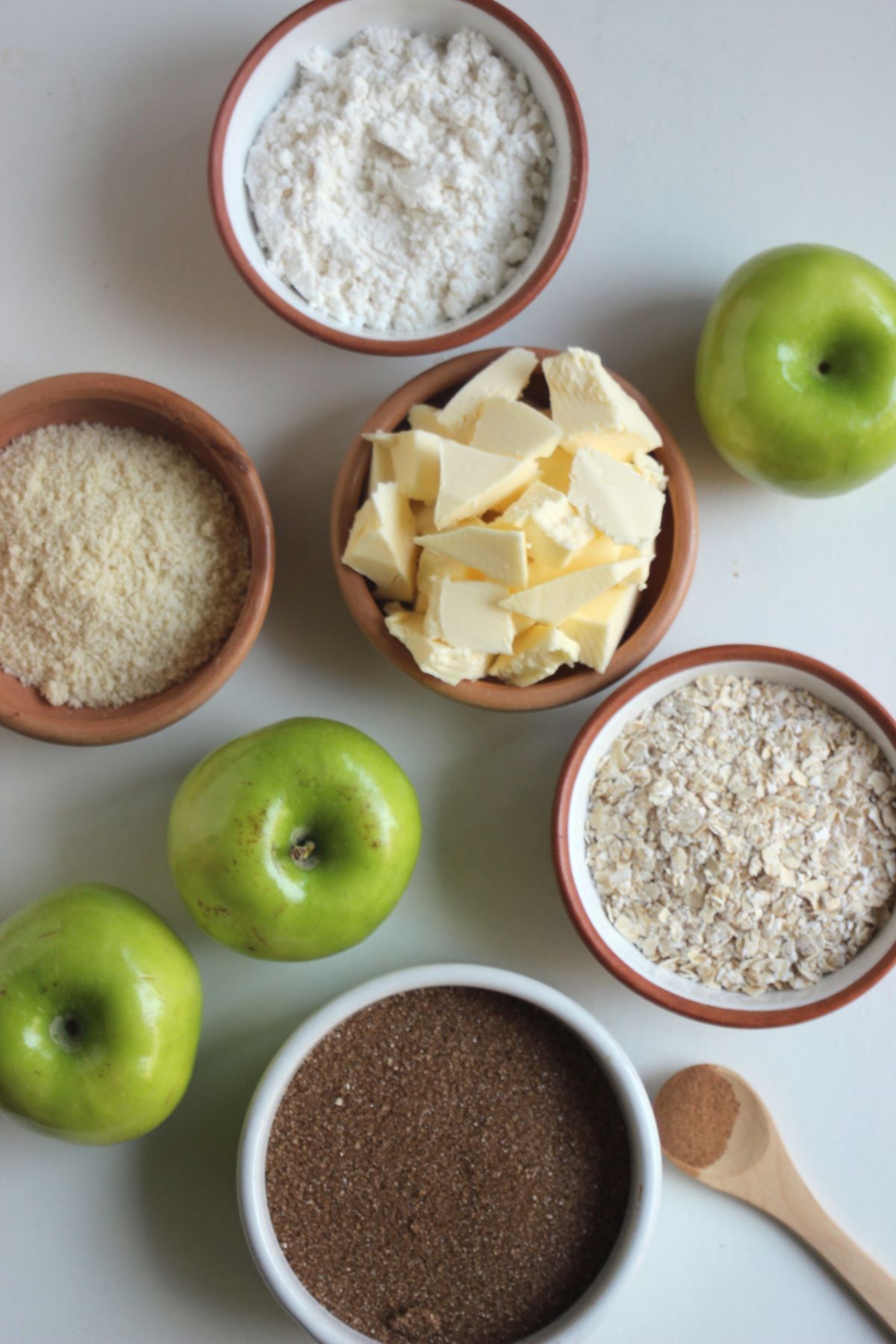 Gluten-Free Apple Crisp ingredients in different plates seen from above.